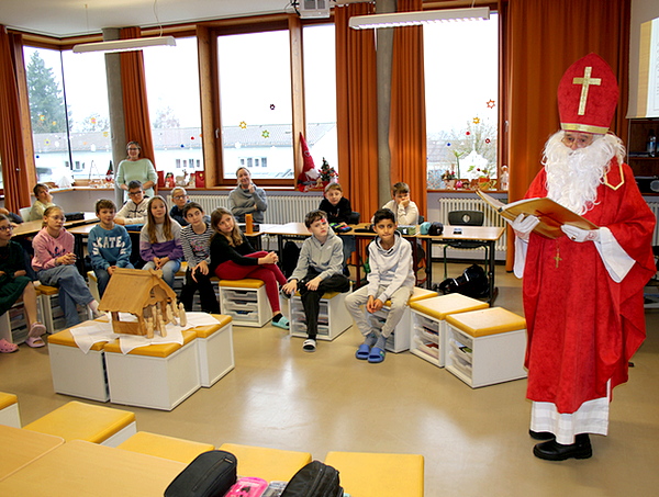 Hurra, Hurra, der Nikolaus ist an der Heimvolksschule da